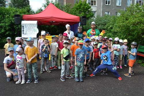 в УРИЦКЕ, ко Дню защиты детей, на площадках округа состоялись уличные детские спектакли «День рождения Кота Леопольда» . 