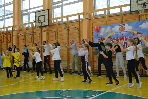 25 ноября в спортивном зале школы №237 состоялась эстафета для семейных команд МО УРИЦК  «Весёлые старты».