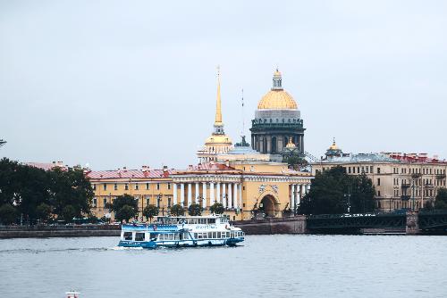 Александр Беглов провел выездное совещание в акватории Невы и дал поручение реализовать проект создания непрерывной благоустроенной набережной и прилегающих к ней общественных пространств